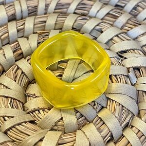 ☀️ VTG ARTSY SQUARE SWIRL YELLOW LUCITE ACRYLIC RING Size 8 USA